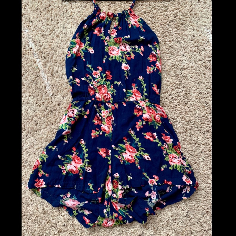 Rose Romper✨ Super cute halter cut 🌹